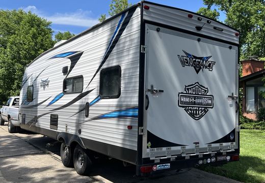2018 Vengeance 25V toy hauler photo 3