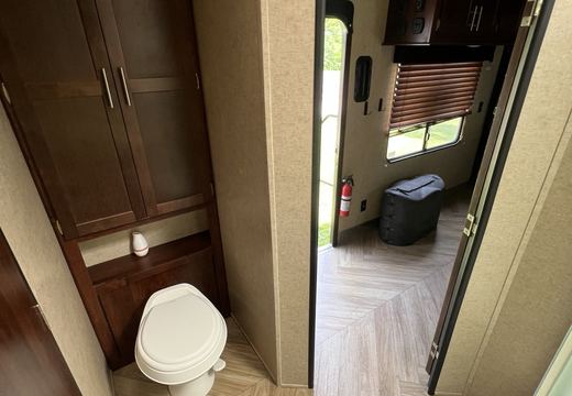 2018 Vengeance 25V toy hauler photo 15